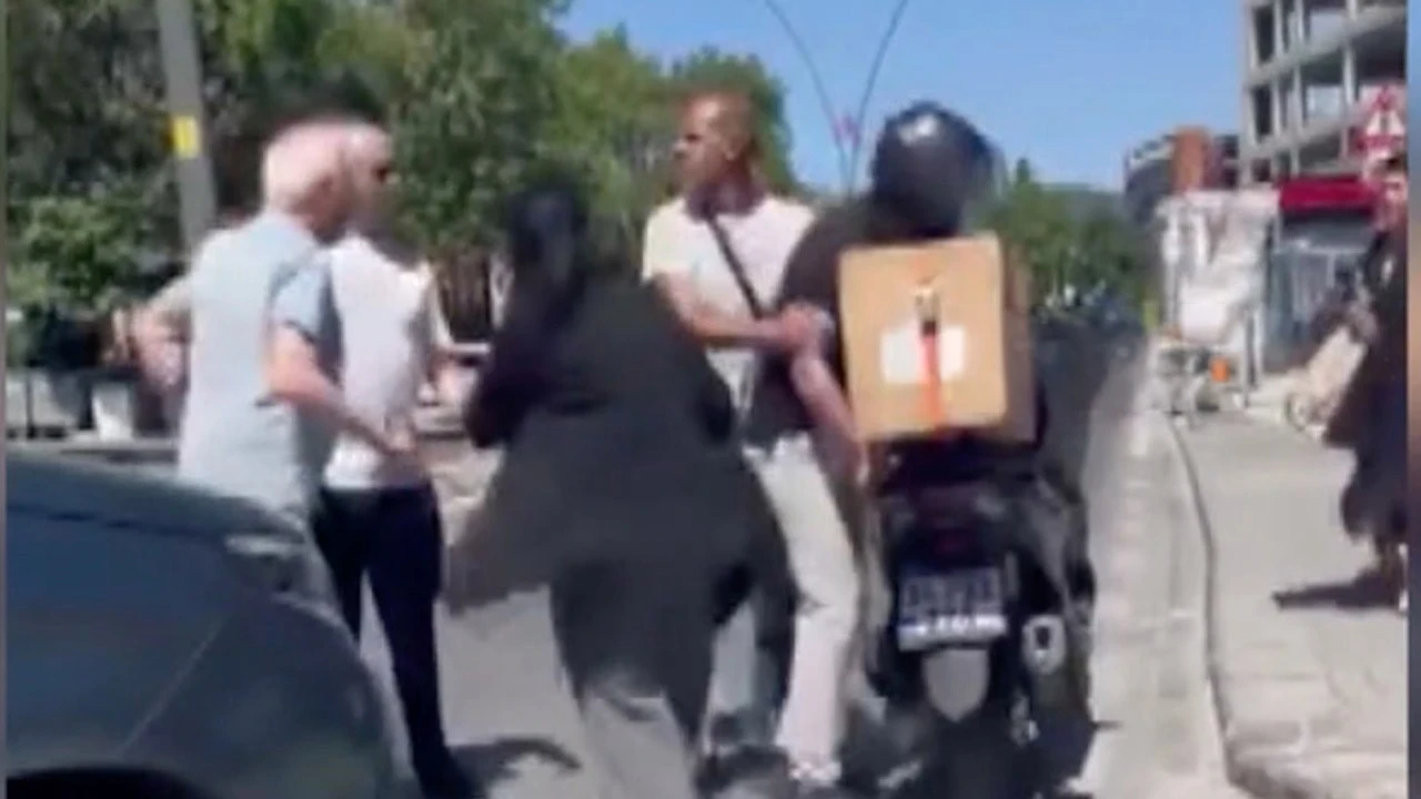 Kartal'da trafiği karıştıran olay! Yol verme tartışmasında kimsenin beklemediği an kamerada!