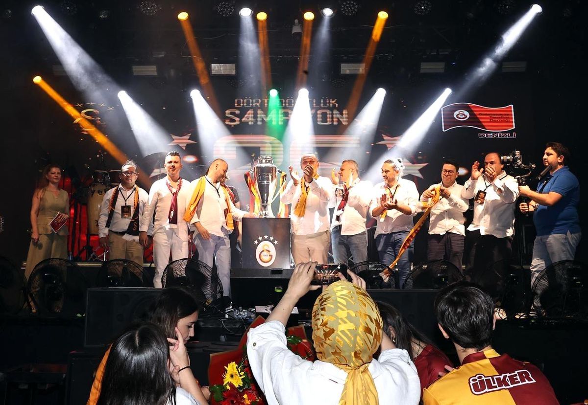 Şampiyonluk kupası Denizli'deki Galatasaraylılarla buluştu