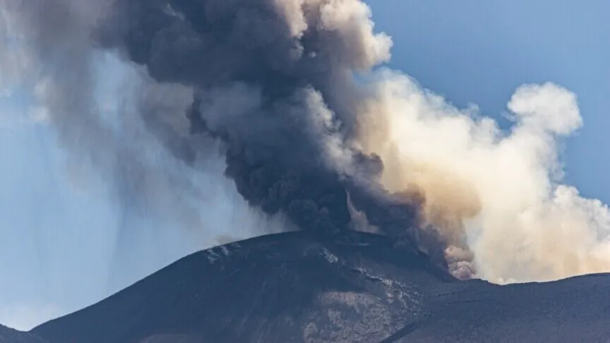 İtalya'da Etna Yanardağı'nın kül püskürtmesi hava ulaşımında aksaklıklara yol açtı