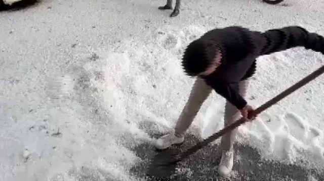 Kars'a kar gibi dolu yağdı: Vatandaşlar kürekle yolları temizledi