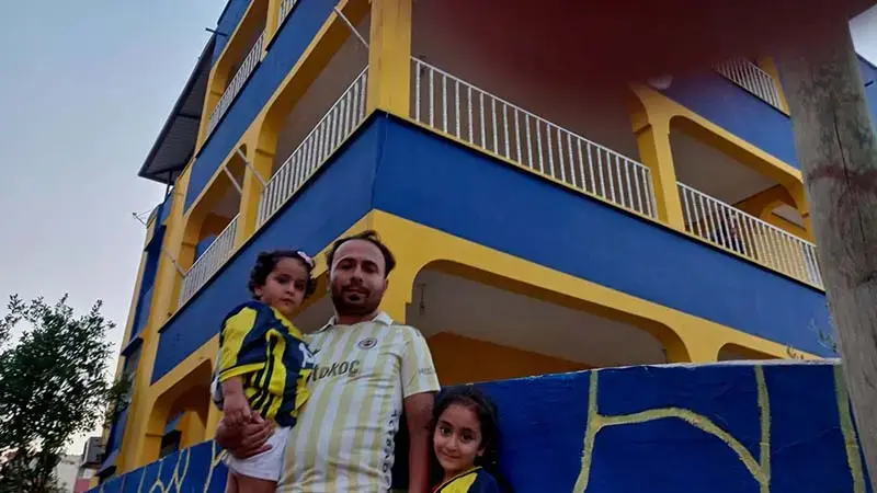Fanatik Fenerbahçeli aile, yaşadıkları apartmanı sarı-laciverte boyadı