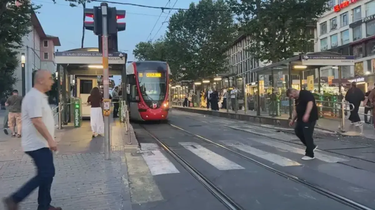 Fatih'te raylara düşüp tramvayın altında kalan çocuk öldü