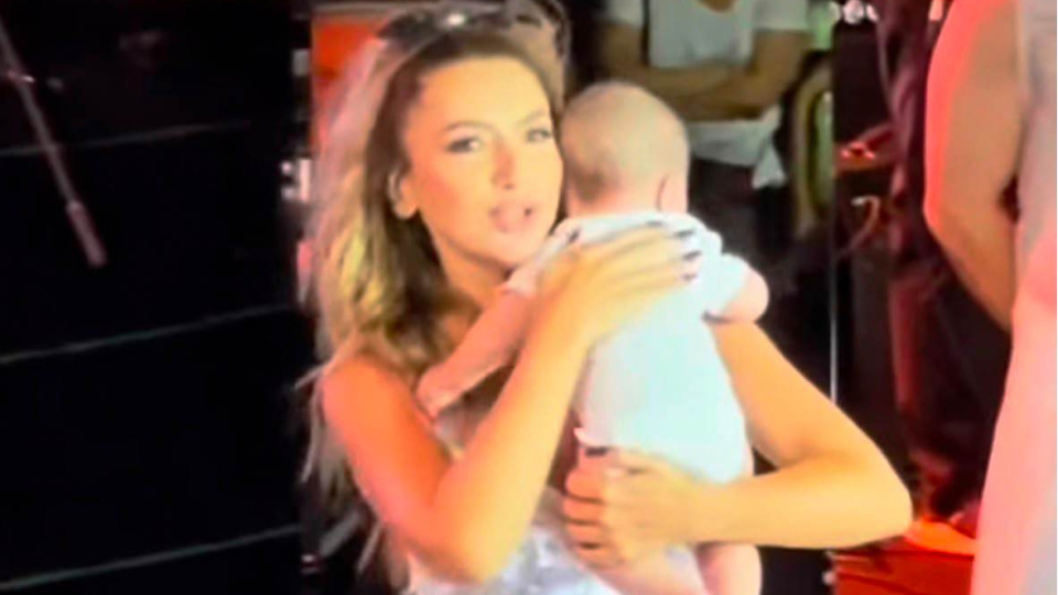 Hadise'den Didim konserinde bebeğe beşibiryerde sözü