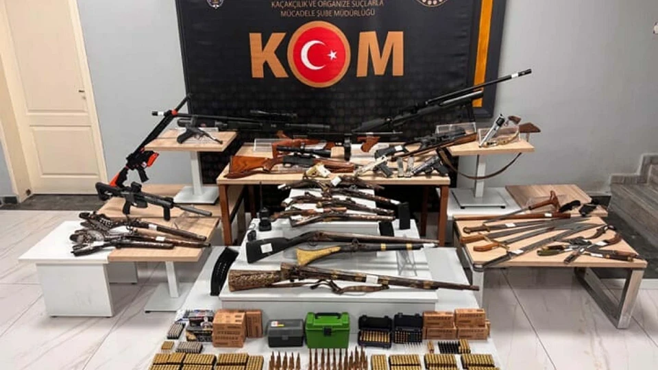 Uşak'ta gizli cephaneliğe baskın: Evinden ve iş yerinden adeta küçük bir ordu çıktı!