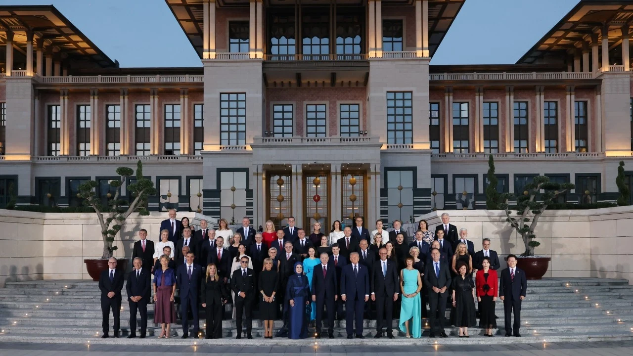 Ankara'daki zirvede uzak köşelere kaçtılar! Aynı ülkeden iki uçak birden kalktı! O kare dünyanın gündemine oturdu