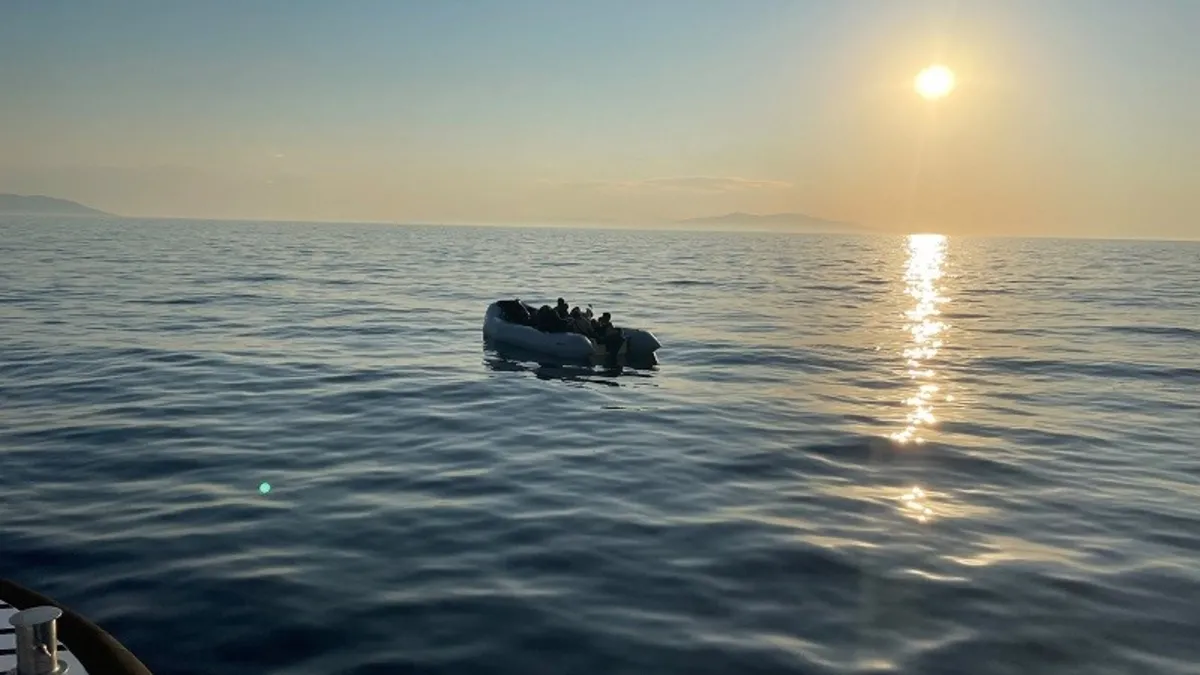 Çeşme açıklarında durdurulan botta 20 göçmen yakalandı