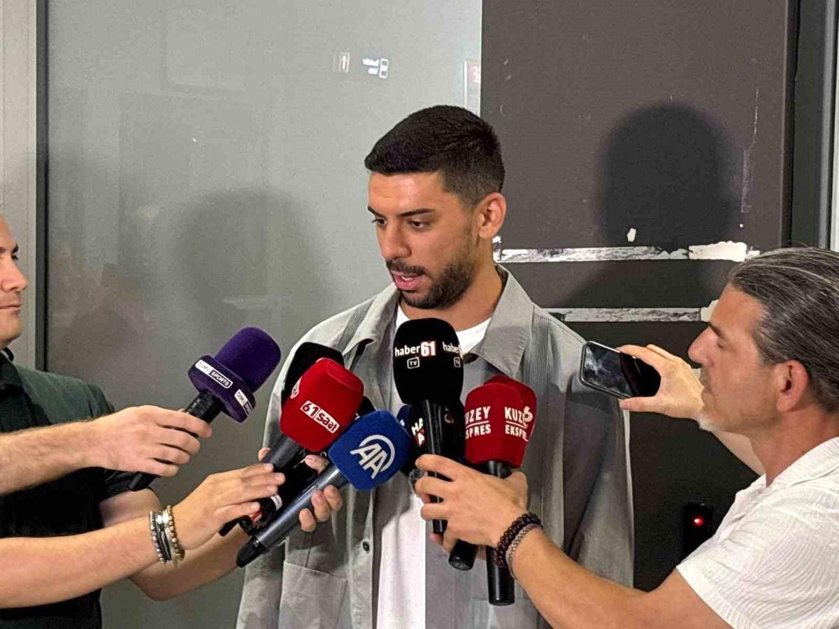 Cenk Özkaçar: "Böylesine bir futbol kültürünün parçası olmak gurur verici"