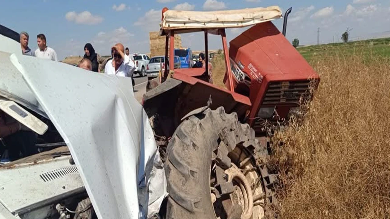 Çankırı’da feci kaza: Park halindeki traktöre çarpan otomobilde 3 kişi hayatını kaybetti