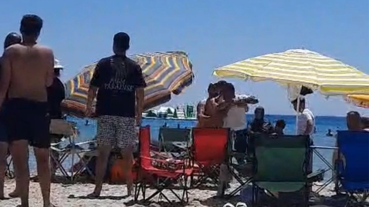 Sahil ringe döndü! Dünyaca ünlü pilajda şemsiye kavgası: O anlar kamerada