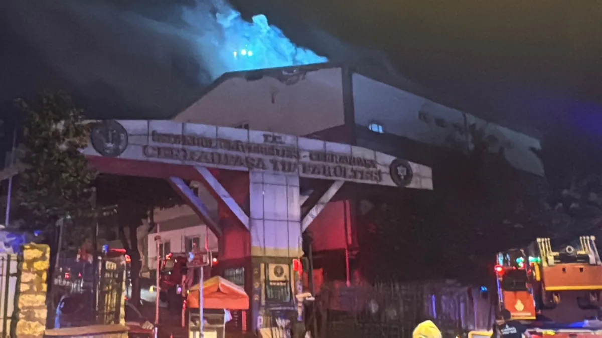 Cerrahpaşa Diş Hekimliği Fakültesi'nde çatı yangını! Alevler kontrol altına alındı
