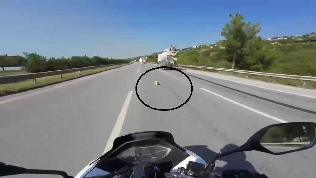 Mikserden düşen malzeme motosiklet sürücüsünü ölümle burun buruna getirdi