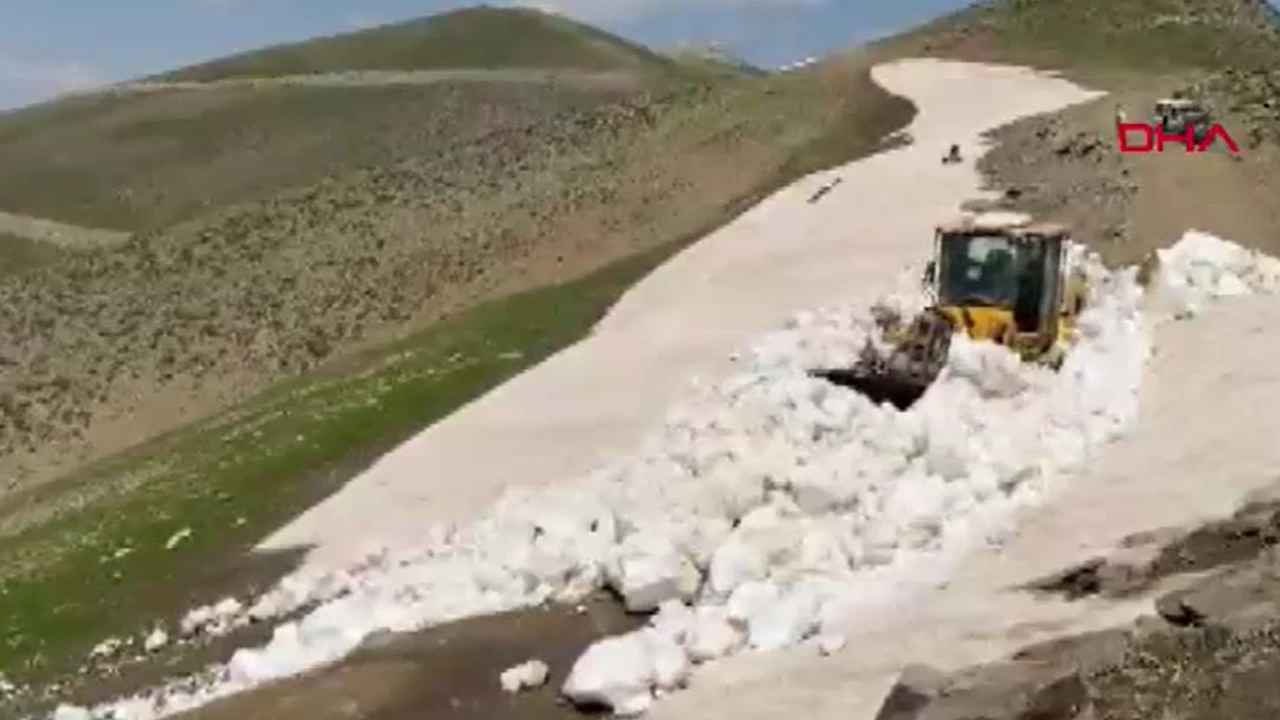 Temmuz geldi, kar bitmedi: O bölgede kış hala sürüyor