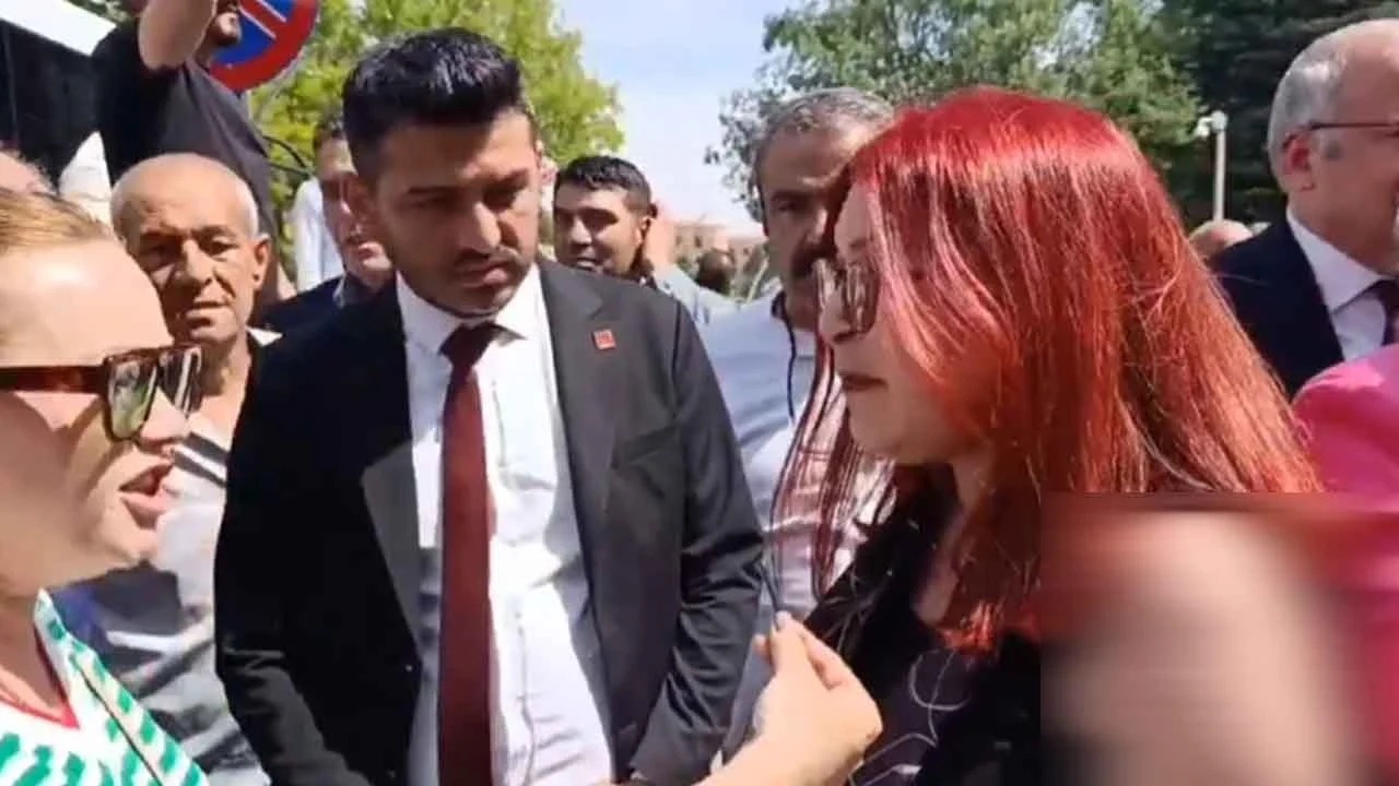 Koltuğu kapma yarışıyla çalkalanan CHP'de rezalet sokaklara taştı! Özgür Özel destekçisi önce çıldırdı sonra hakaret etti