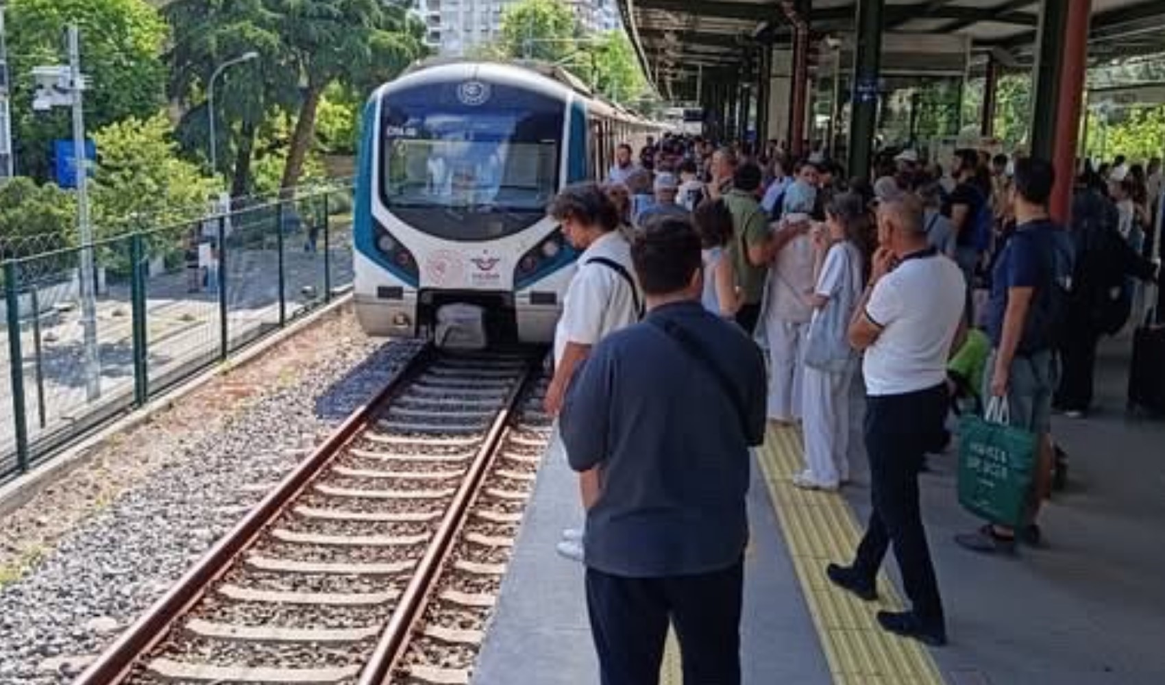 Marmaray Suadiye istasyonunda intihar girişimi