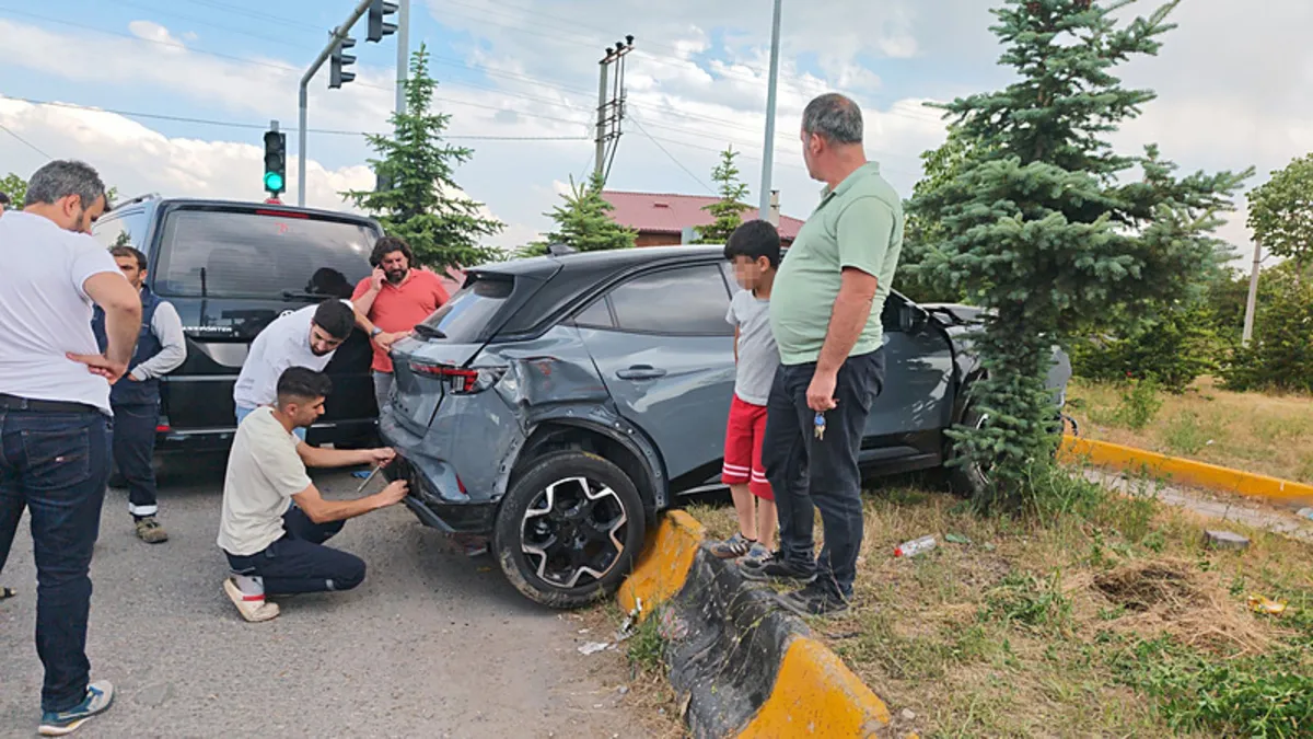 Bitlis'te ambulans ile SUV tipi araç çarpıştı: 10 kişi yaralandı