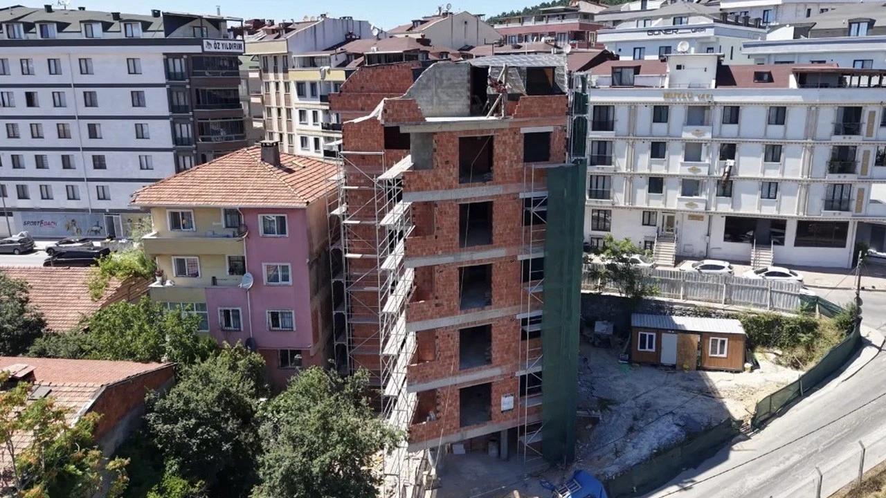 Sosyal medyada gündem olmuştu! “Eğri duran bina" görüntüleri sonrası ekipler devreye girdi