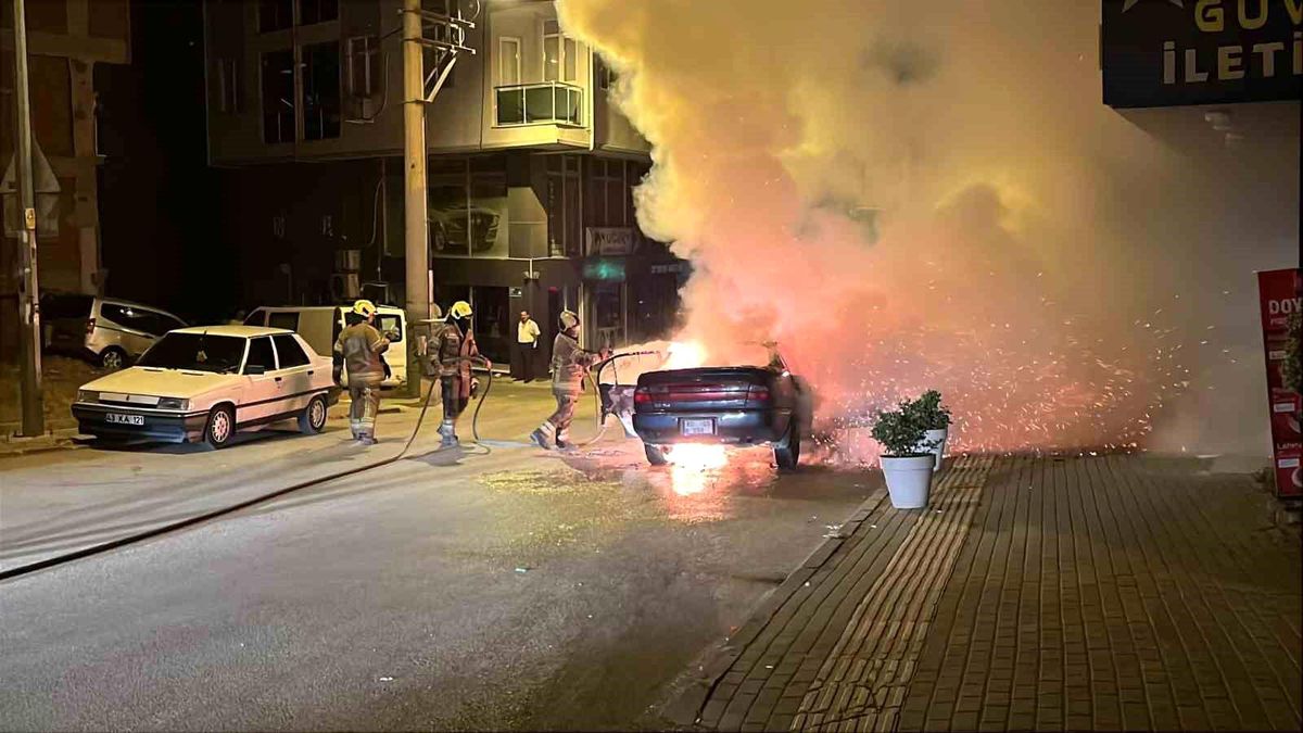 Seyir halindeki araç alevlere teslim oldu, sokak aydınlandı