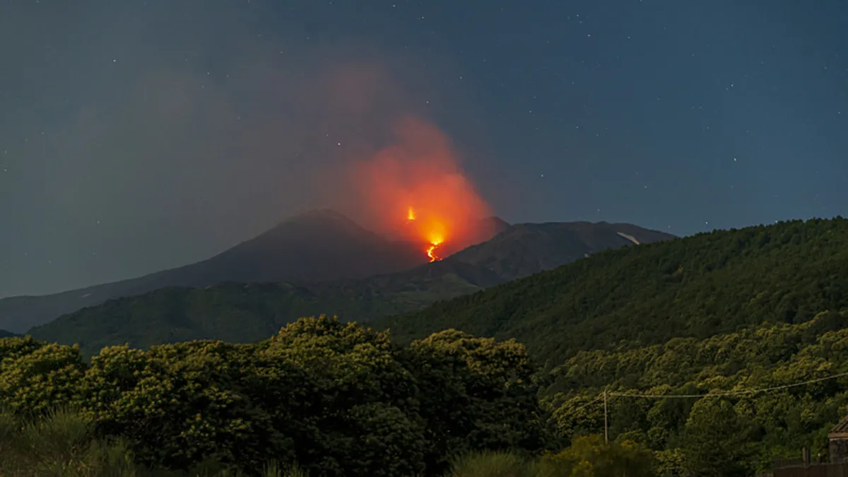 İtalya’da korkutan volkanik hareketlilik: Etna Yanardağı lav püskürttü