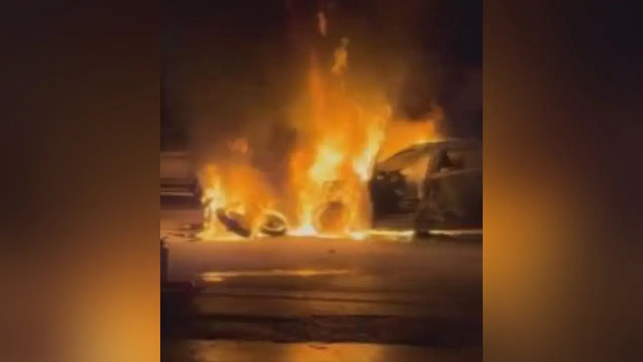 Esenyurt'ta çarpışan otomobil ve motosiklet alev alev yandı: 2 yaralı