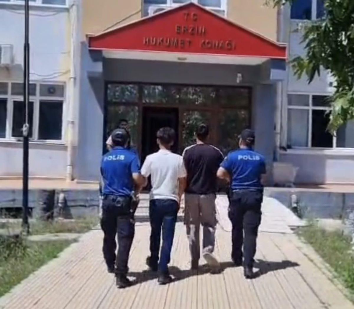 Erzin’de evden hırsızlık şüphelileri tutuklandı