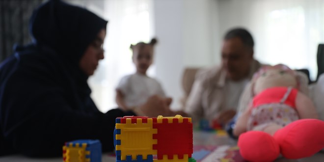 Dört çocuk ve iki torun sahibi çift, bir çocuğa koruyucu aile oldu