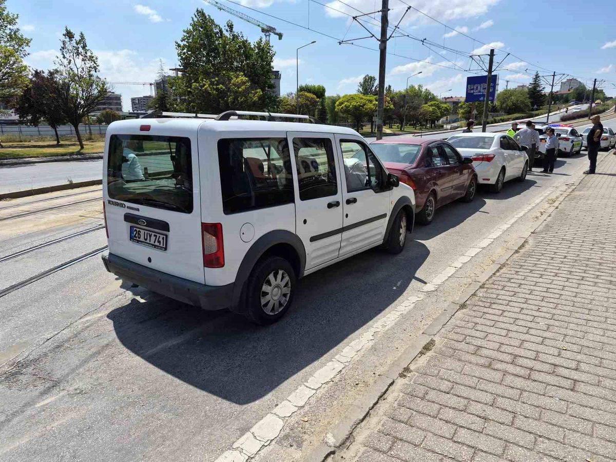 Eskişehir'de 3 aracın karıştığı zincirleme trafik kazası ucuz atlatıldı