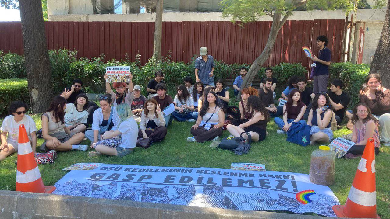GSÜ öğrencileri rektörlük önünde eylemde: Kampüste yaşam hakkı ihlal ediliyor