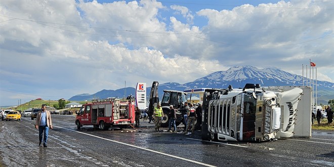 Ağrı'da zincirleme trafik kazasında 2 kişi öldü
