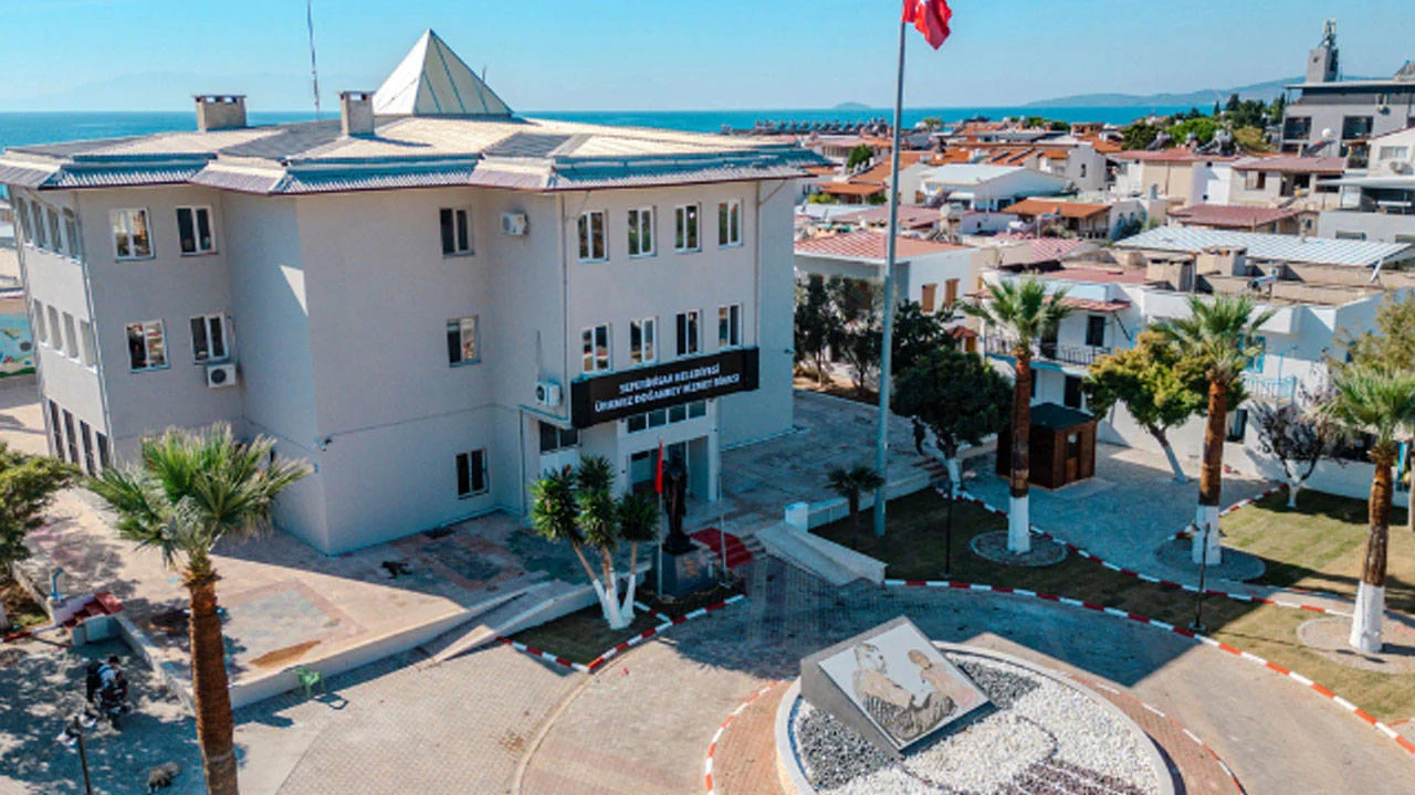 Seferihisar Belediyesi'ne operasyonu: 15 kişi gözaltına alındı