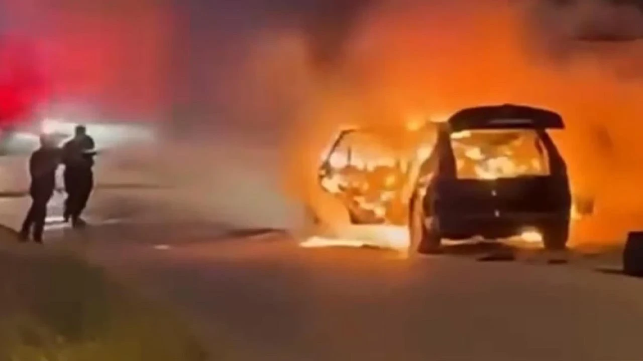 Muş’ta yolculuk kabusa döndü: Seyir halindeki otomobil alevlere teslim oldu!