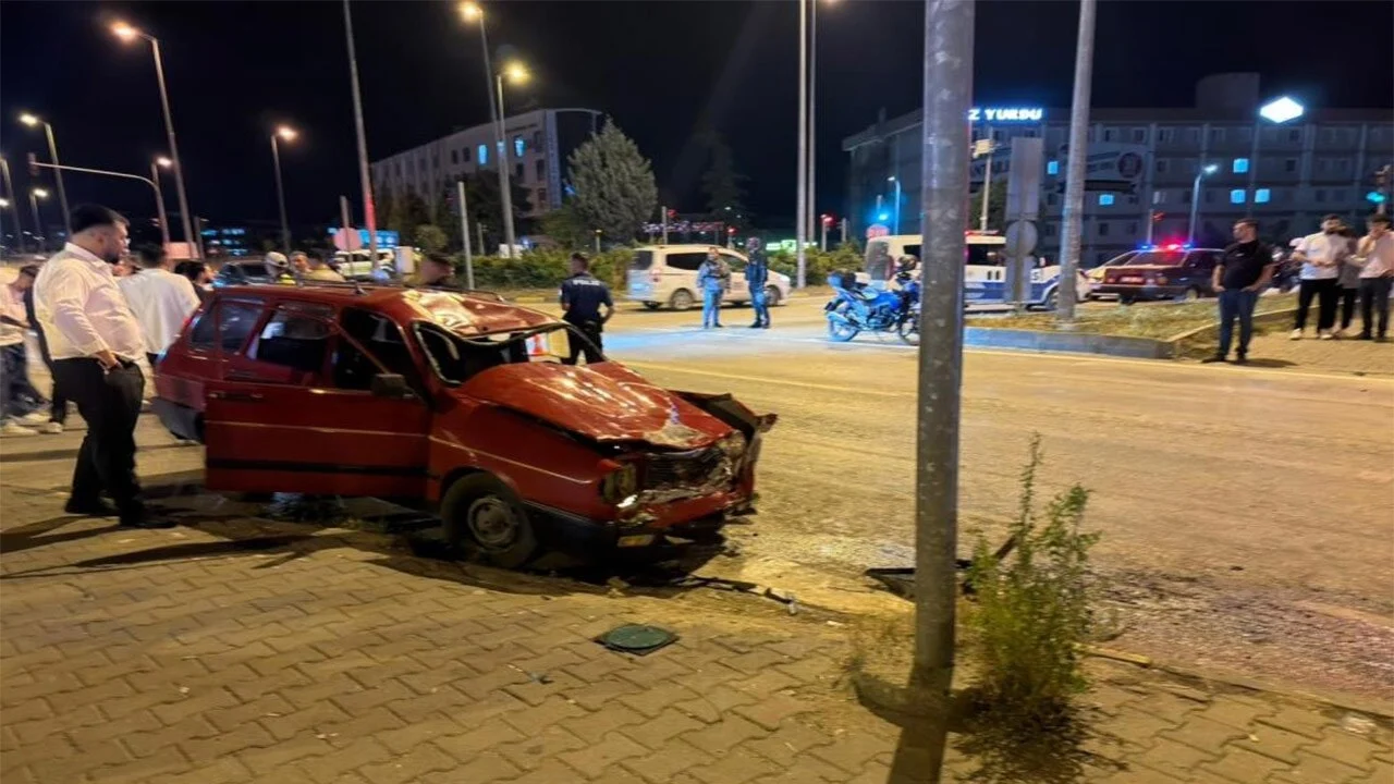 Kırmızı ışıkta çarptığı motosikletli genci metrelerce savurdu