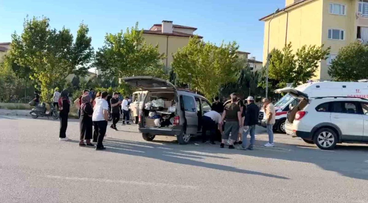 Kavşakta kamyonet ile hafif ticari araç çarpıştı: 1'i ağır 3 yaralı