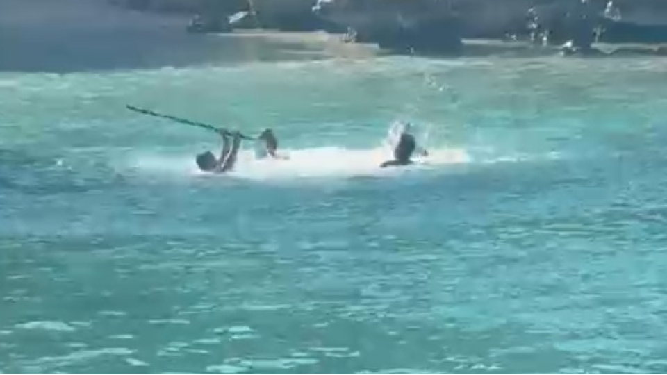 Yapraklı Koy Plajı'nda deniz ortasında sopalarla kavga ettiler!