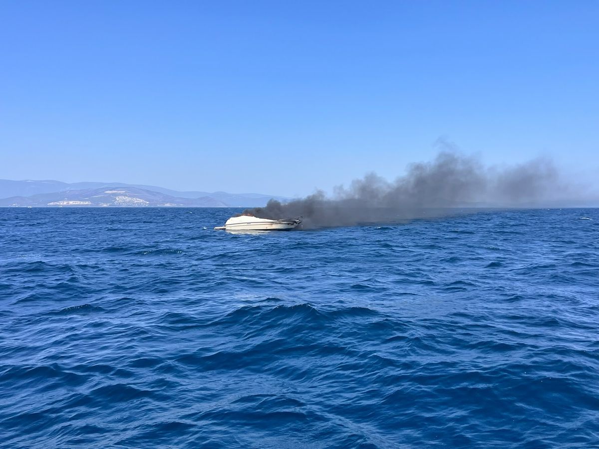 Didim açıklarında tekne yangını: 2 kişi denizden kurtarıldı