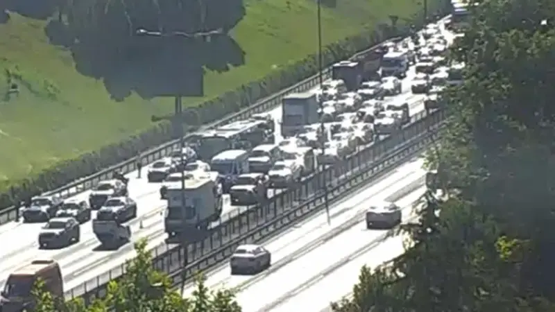 TEM Otoyolu’nda araç takla attı; trafikte yoğunluk oluştu