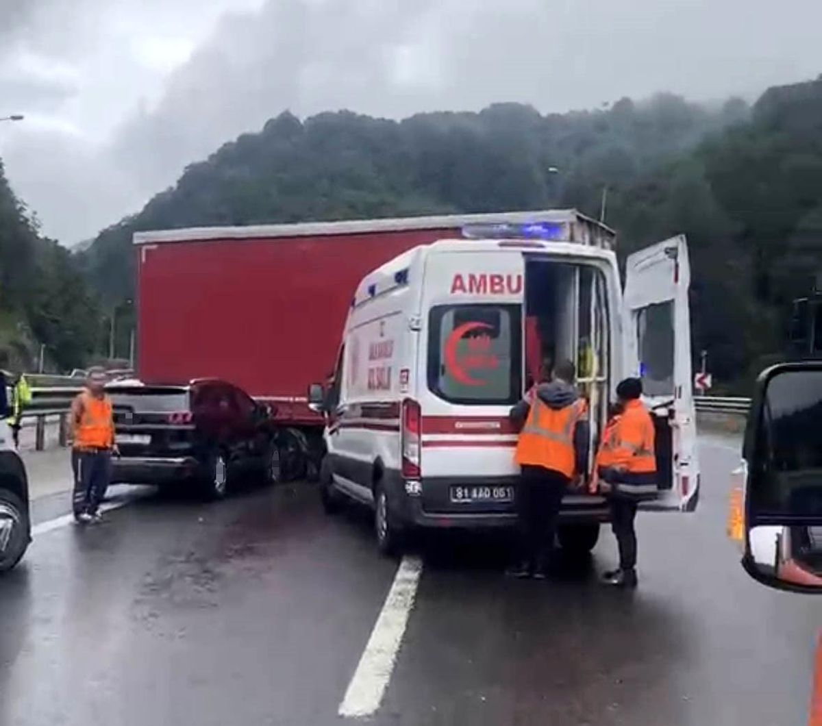 TEM Otoyolu'nda tırdan ayrılan dorseye otomobil çarptı: 2 yaralı