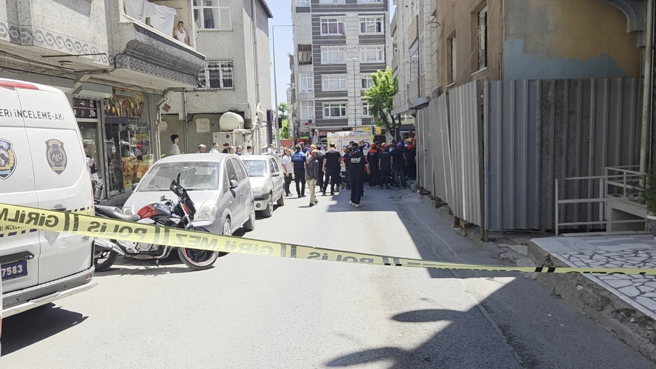 Küçükçekmece'de yıkımı yapılan bina çöktü: İşçiler beton blokların altında kaldı