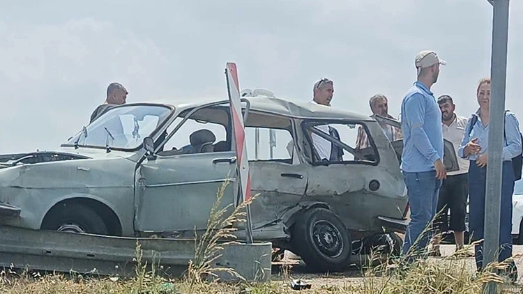 Adana'da feci kaza! Otomobil ile kamyonet çarpıştı: 1 ölü, 5 yaralı