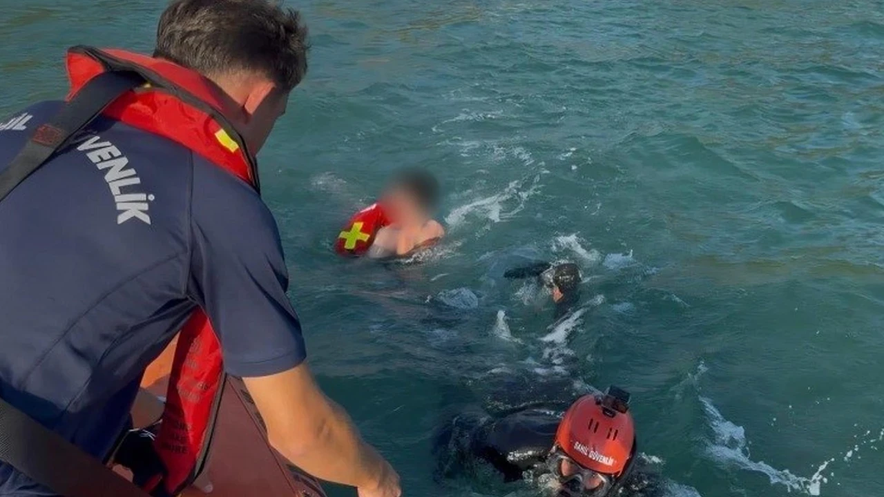 Kuşadası açıklarında kürek sörfü yaparken sürüklenen 2 kişi kurtarıldı