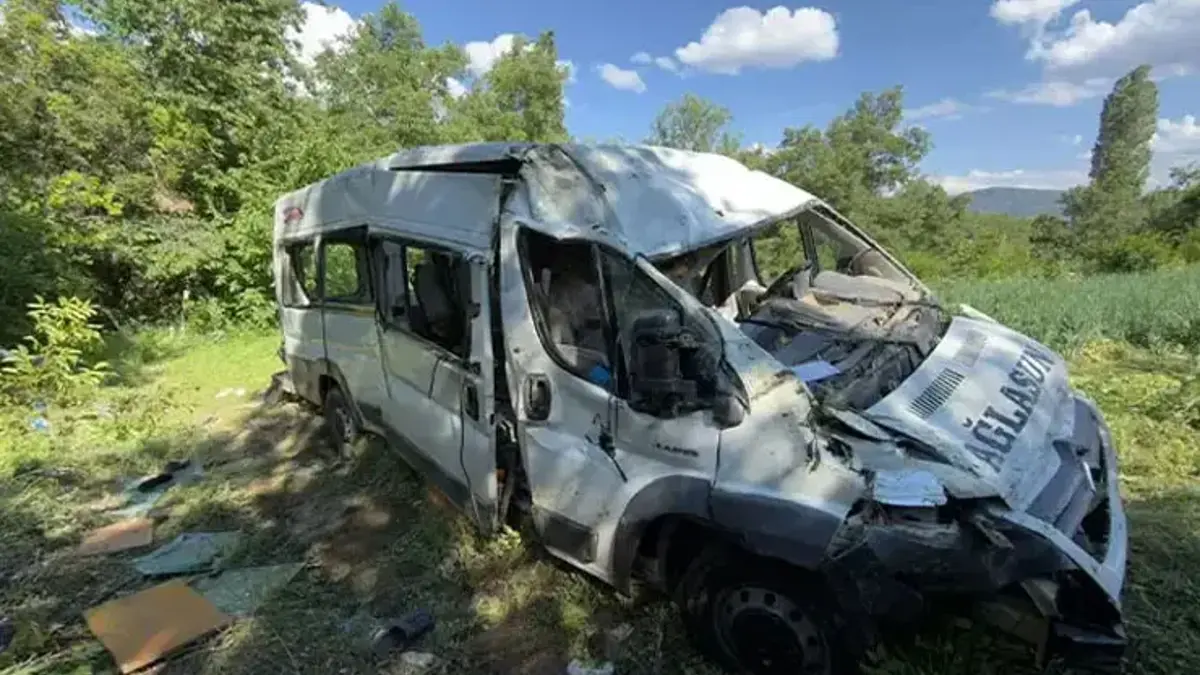 Burdur'da facia gibi kaza! Minibüs tarlaya devrildi: Çok sayıda yaralı var