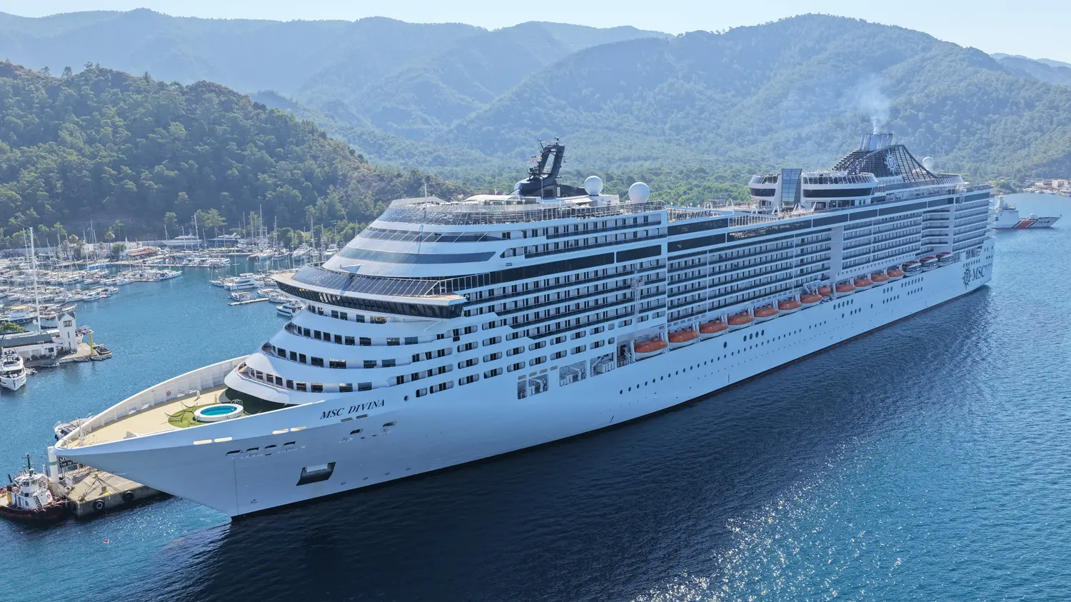 Marmaris'e turist akını! Binlerce yolu kruvaziyerle geldi