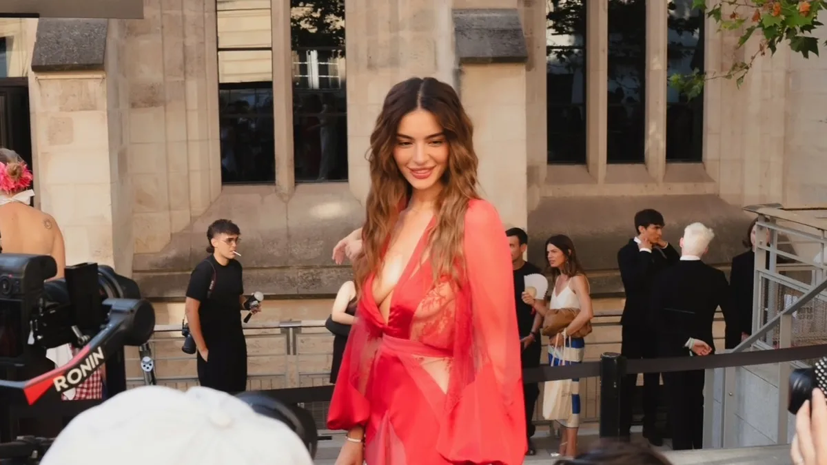 Melisa Aslı Pamuk Paris'te kırmızıya büründü! İddialı transparan tarzı sosyal medyayı ikiye böldü