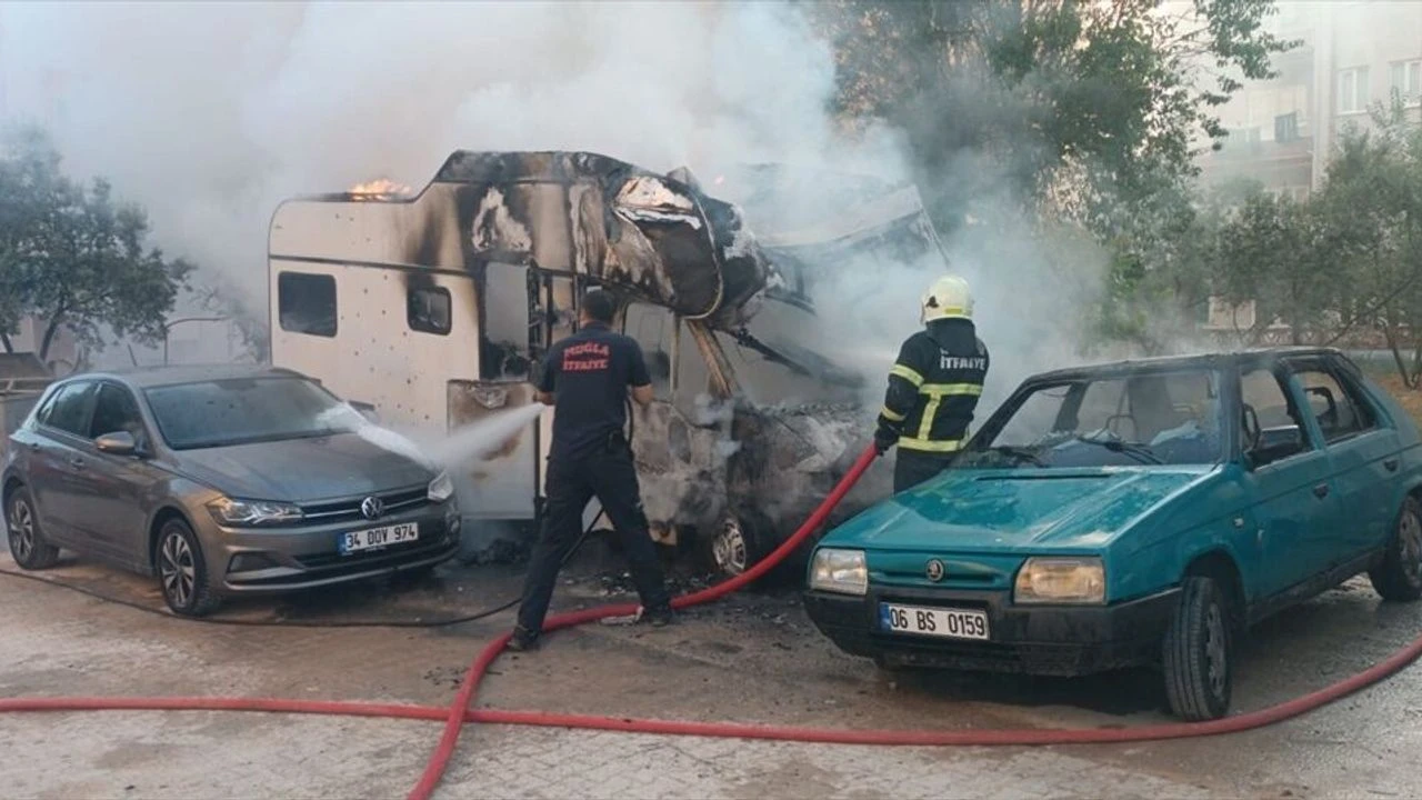 Muğla'da korkutan yangın: Karavan ve otomobil kül oldu