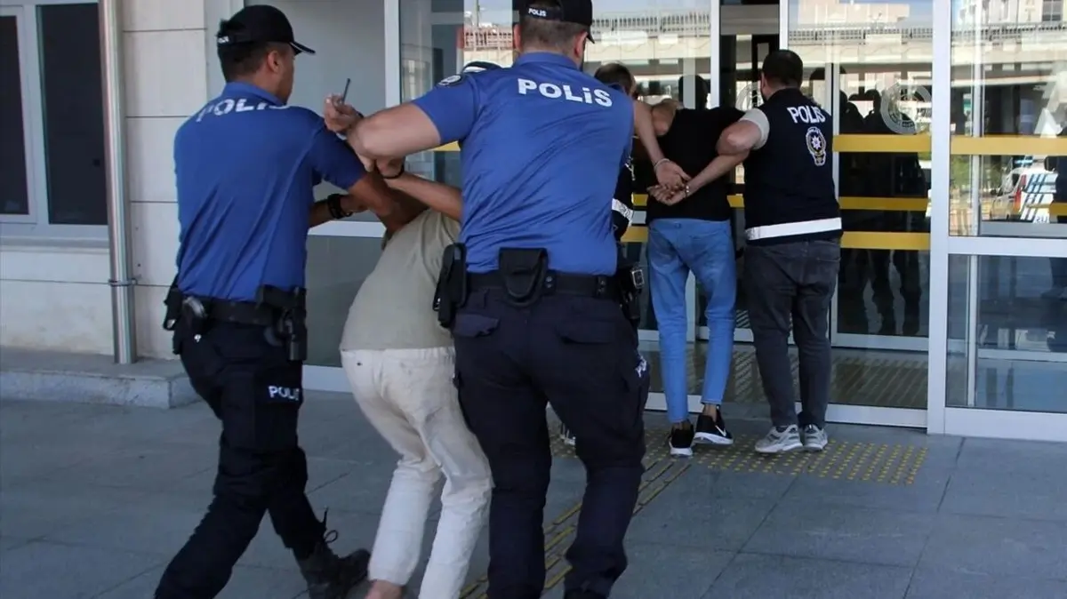 Antalya'da plajda jandarmaya ateş açtılar! Şüpheliler JASAT'tan kaçamadı