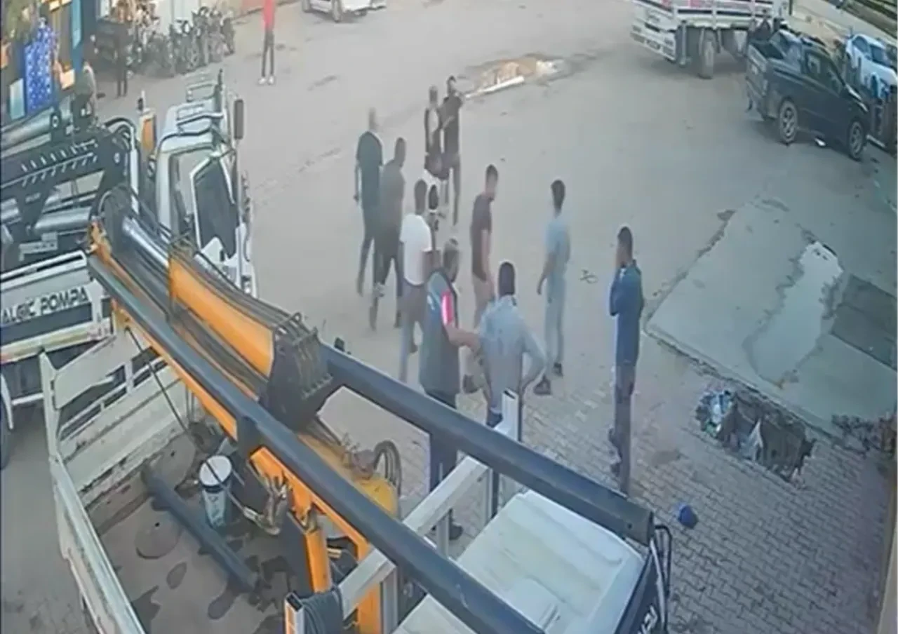 Acımadan vurdular! Konya’da tekme ve yumrukların havada uçuştuğu kavga kamerada
