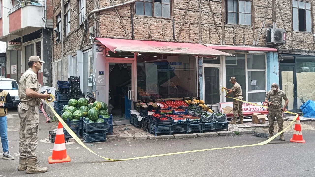 Önce eşini öldürdü sonra minibüs şoförünü bıçakladı