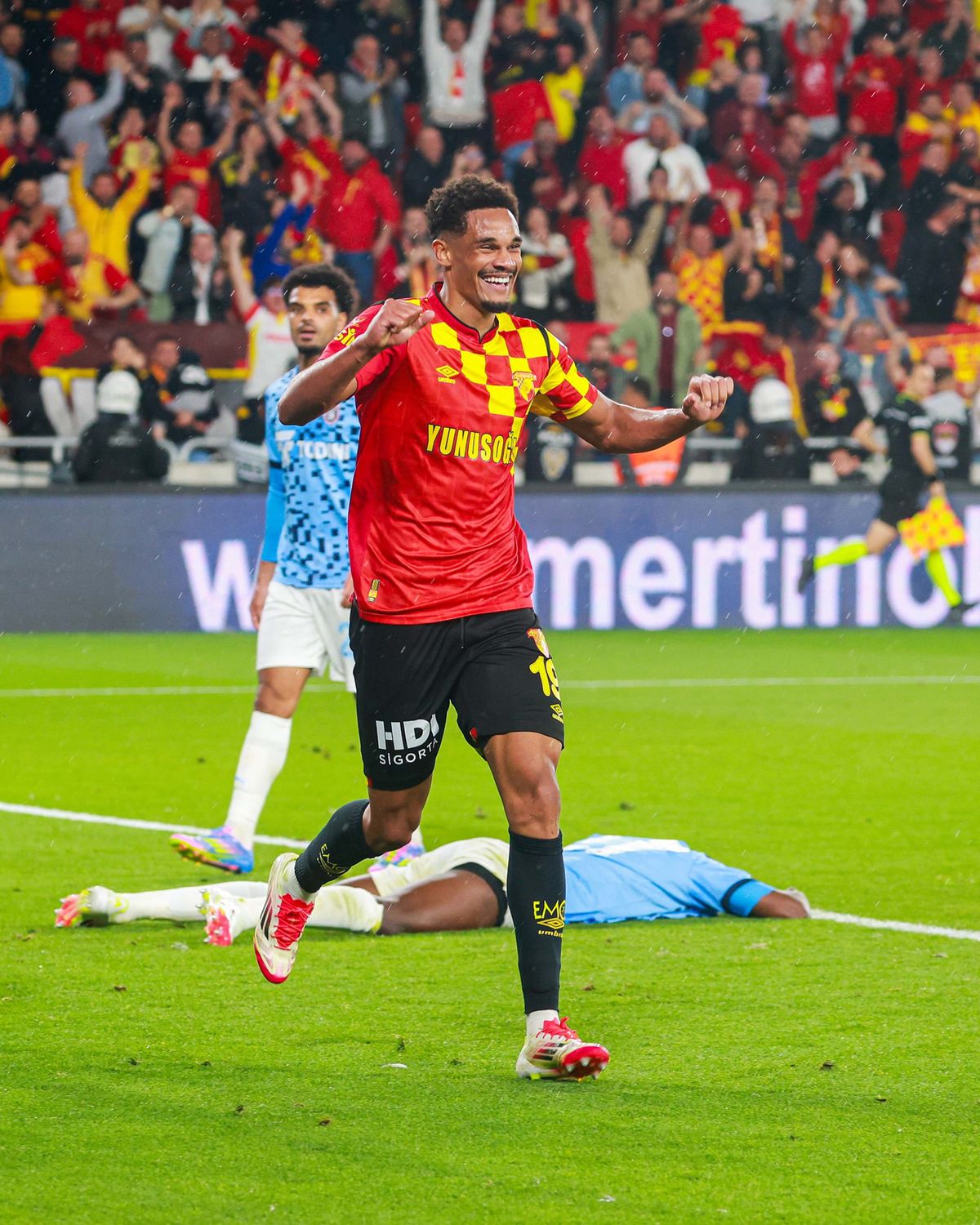 Göztepe'yi Emersonn heyecanı sardı