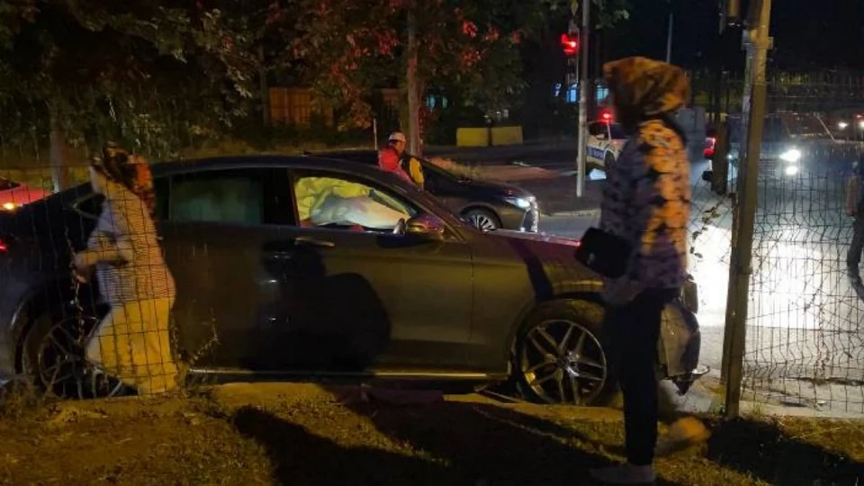 Bakırköy’de feci kaza: Kaldırıma fırlayan otomobil kırmızı ışıkta bekleyen araca çarpıp devrildi