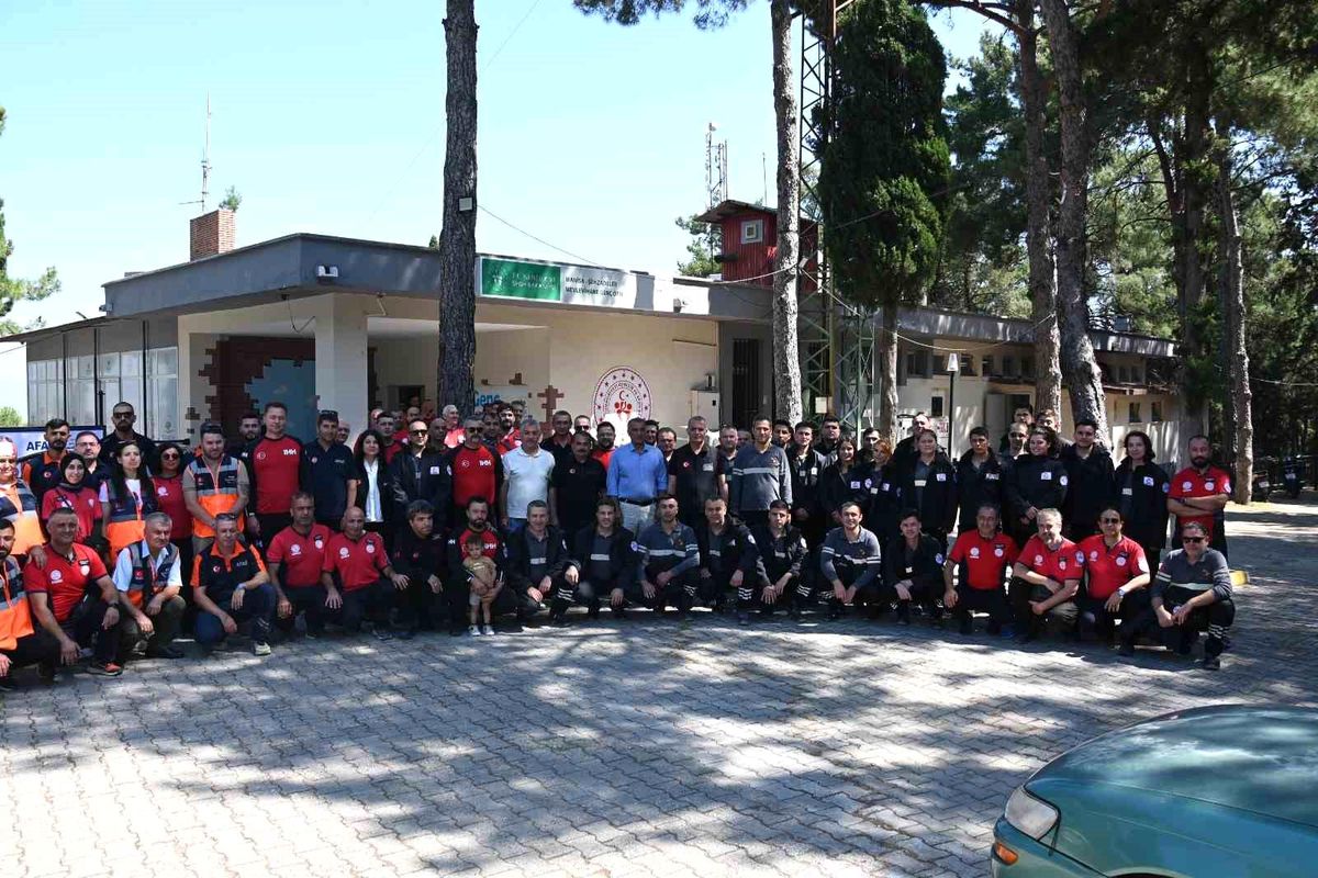 Manisa'da afet kahramanlarına akreditasyon arması takıldı