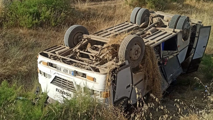 Amasya'da tarım işçilerini taşıyan minibüs devrildi: 6’sı çocuk, 16 kişi yaralandı